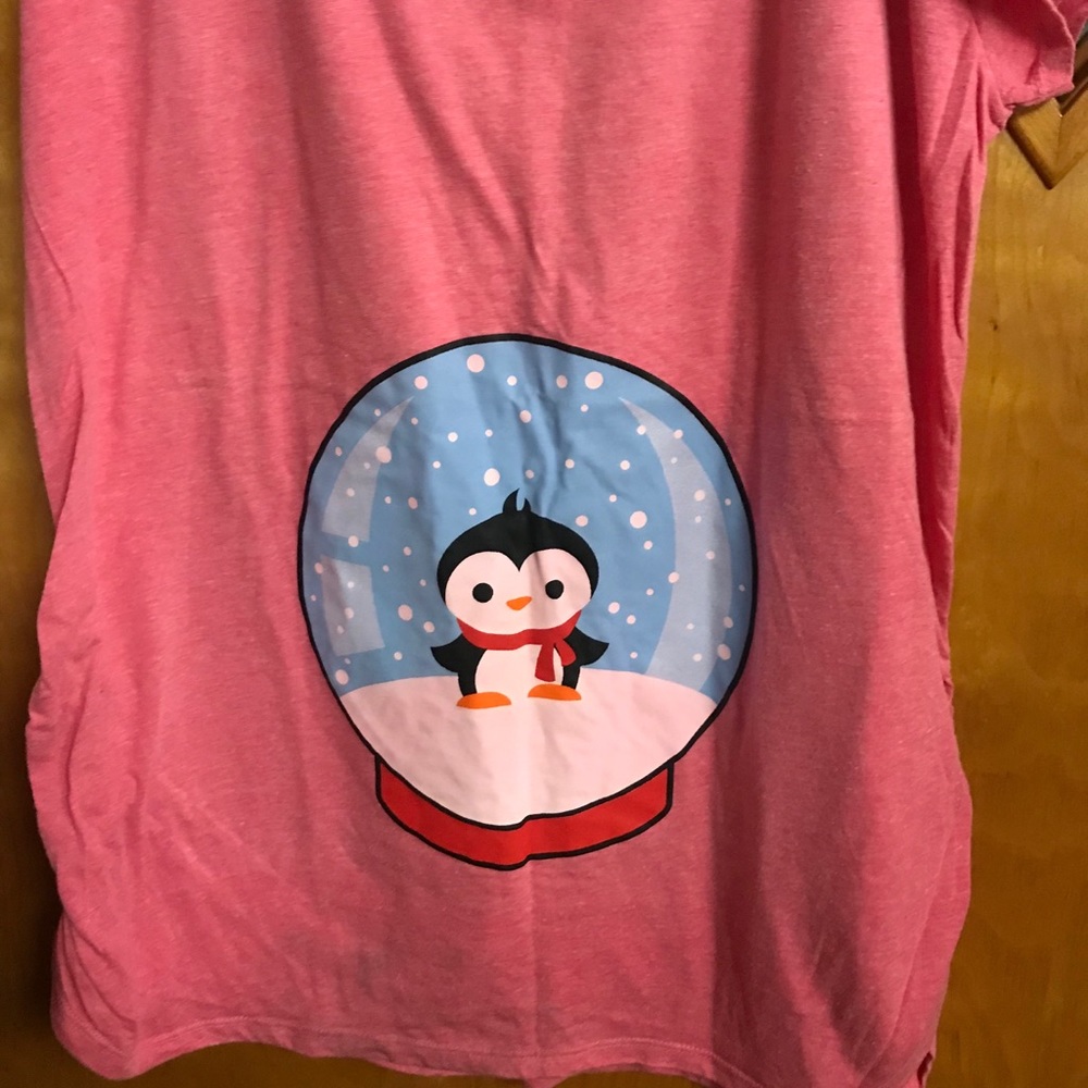 Pink maternity shirt with snow globe over belly - Picture 2 of 5